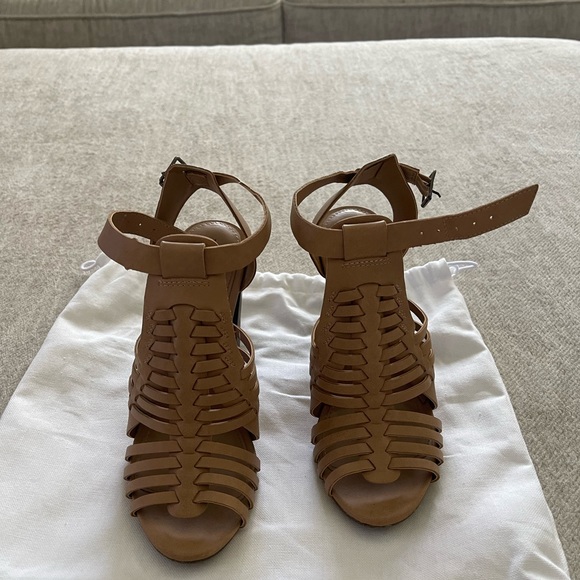 Women’s Tan Heels - Picture 2 of 4